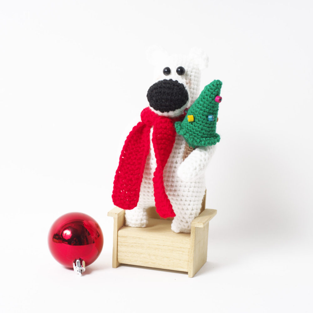 Мишка с елкой в красном шарфе