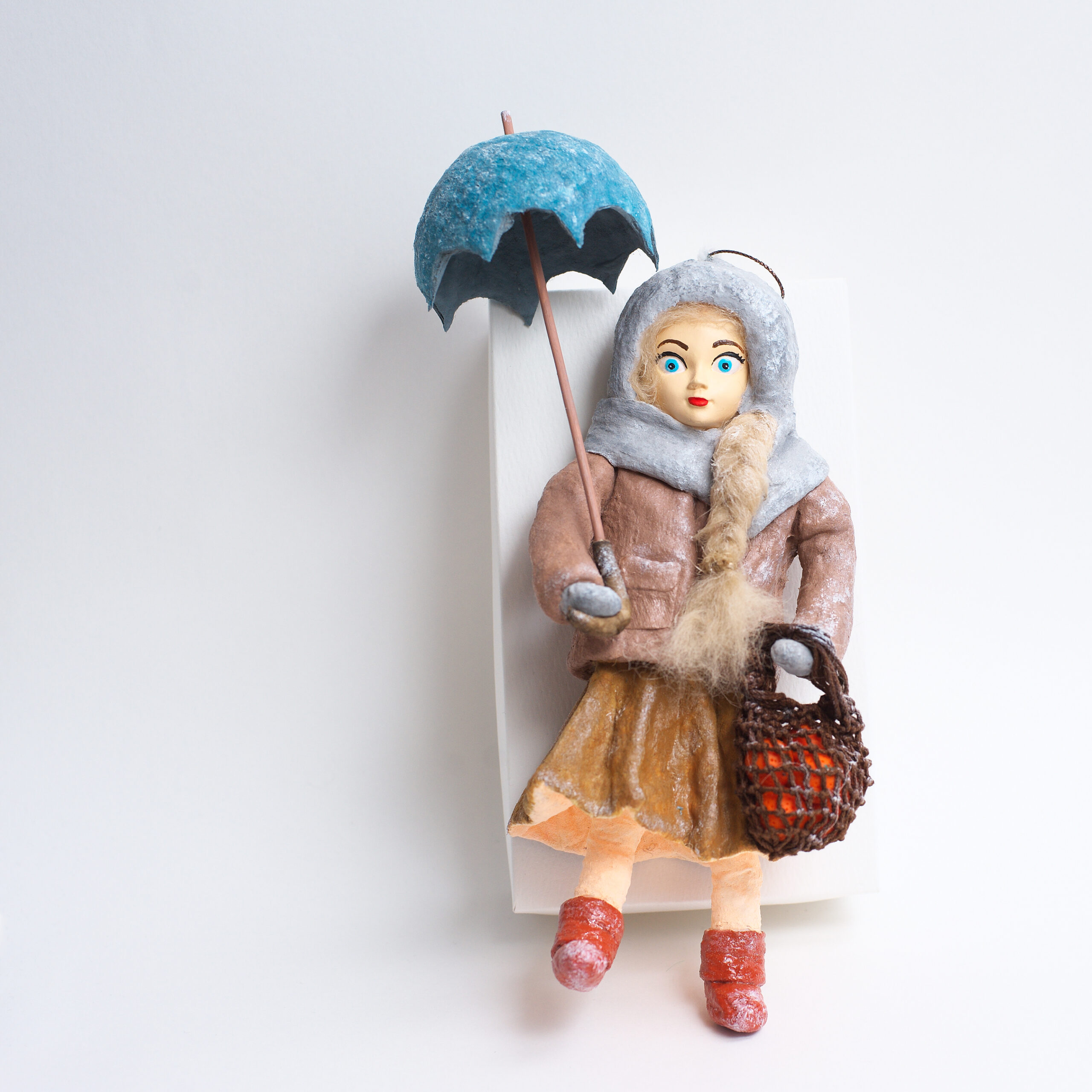 Девочка с зонтом, в авоське апельсины, рост 20 см без учета зонта